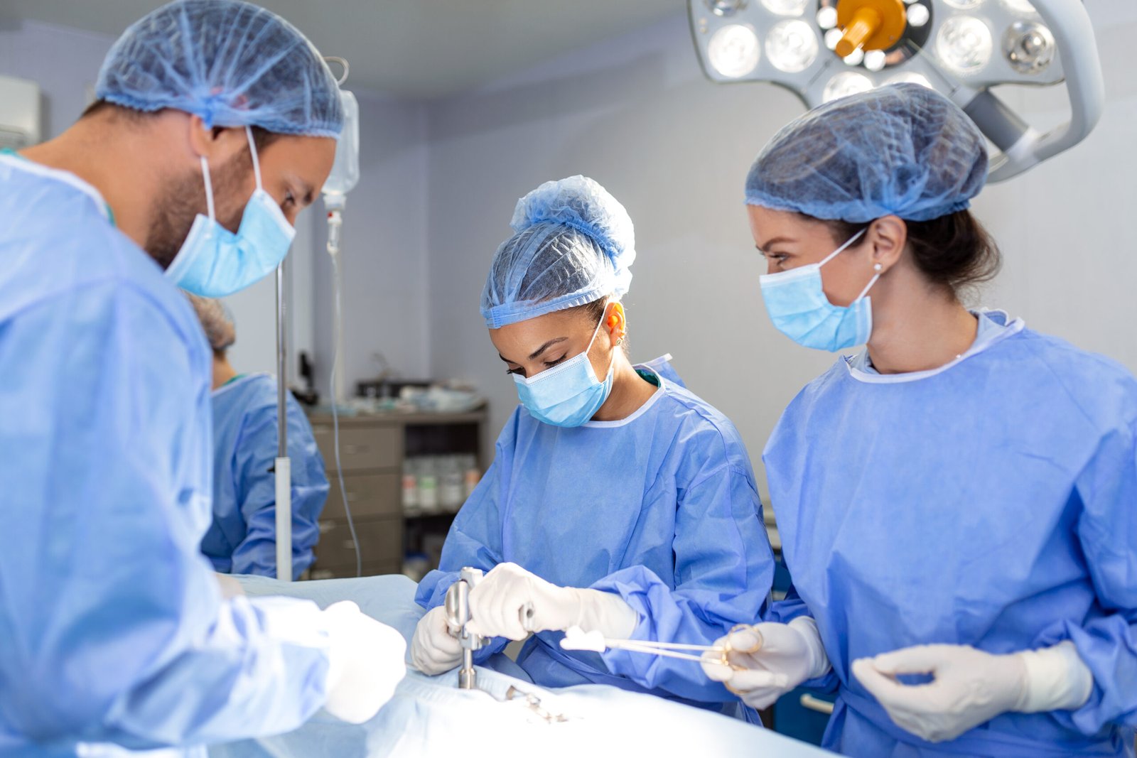 Fotografia de neurologistas realizando uma cirurgia como tratamento para hérnia de disco.