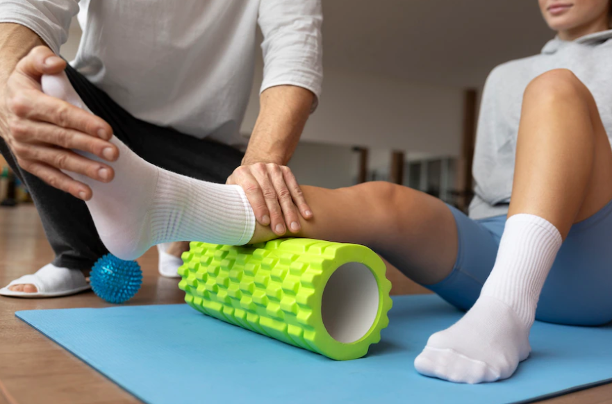 fotografia de mulher realizando fisioterapia com um fisioterapeuta. Ela está usando o equipamento próprio para sua condição, diagnostica por mialgia