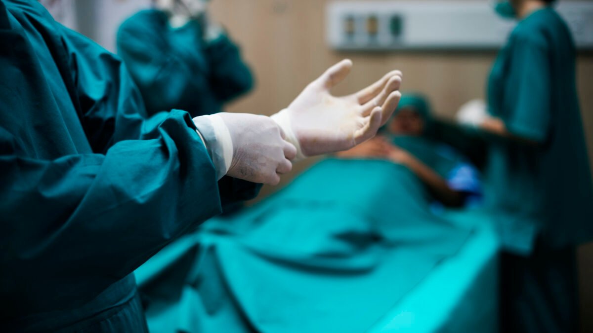 fotografia de médicos na sala de cirurgia, se preparando para realizar o procedimento artrodese.