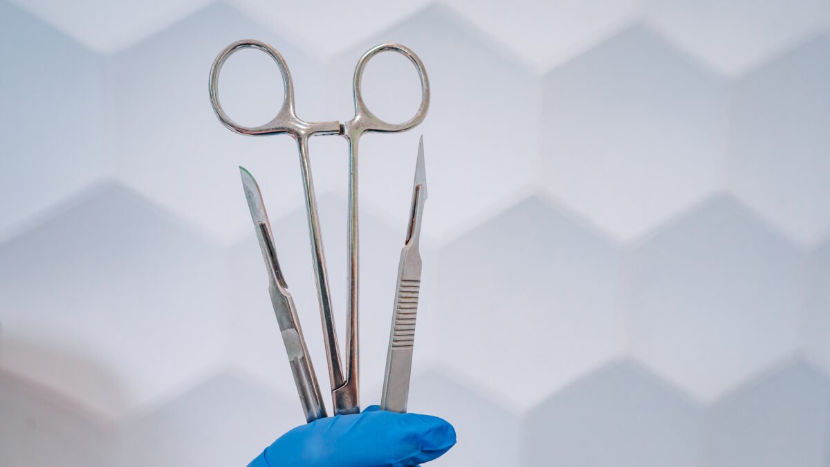 Fotografia de neurocirurgião segurando instrumentos cirúrgicos