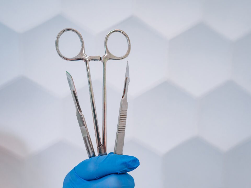 Fotografia de neurocirurgião segurando instrumentos cirúrgicos