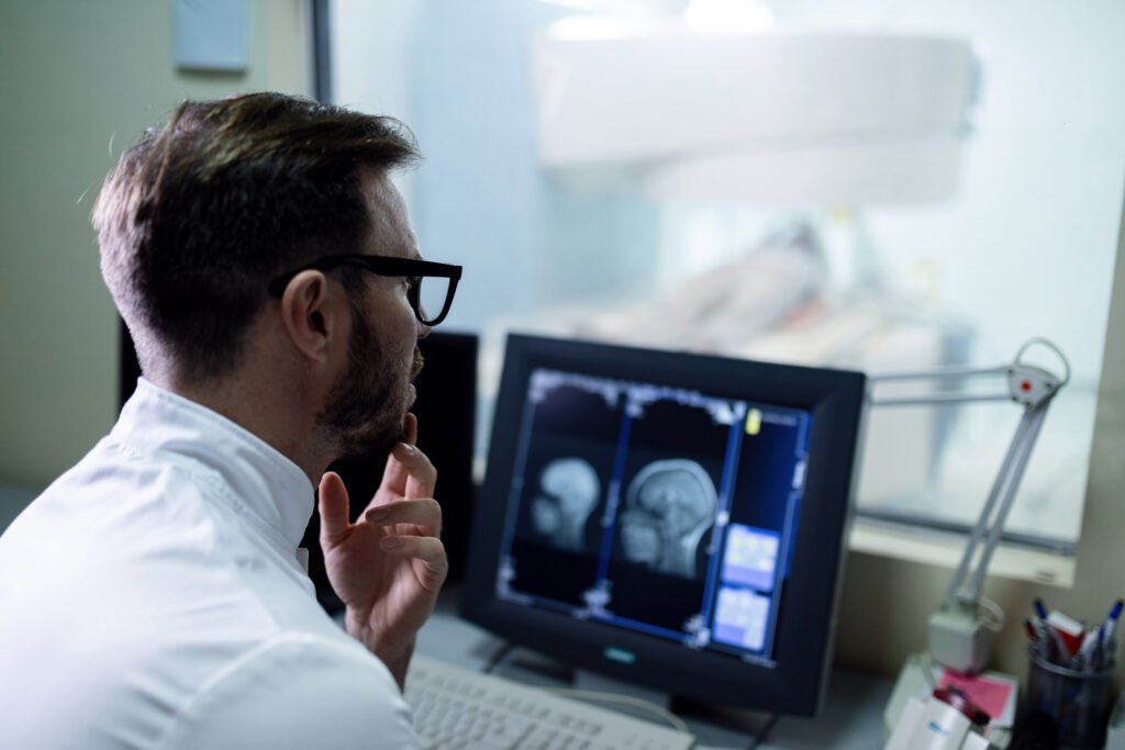 Fotografia de neurologista analisando os exames de pacientes com espasticidade.