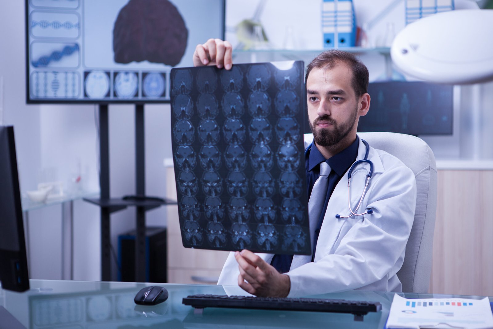 fotografia de neurologista analisando um exame de imagem