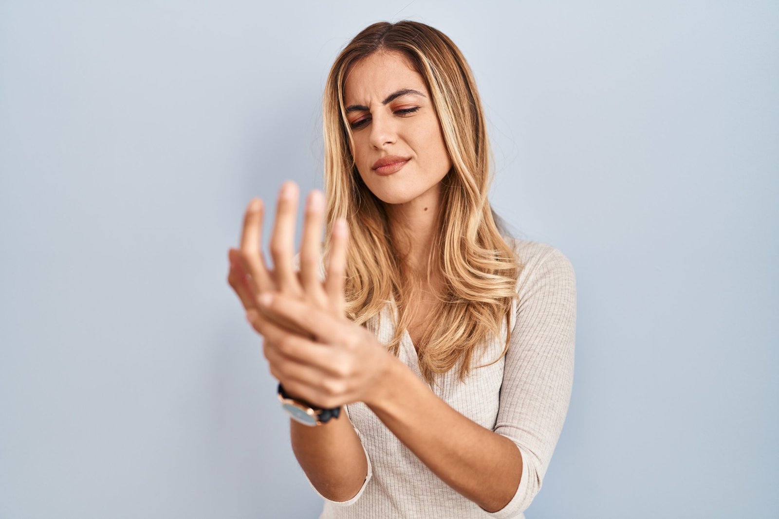 Mão dormente: o que pode ser? 15 causas e quando se preocupar